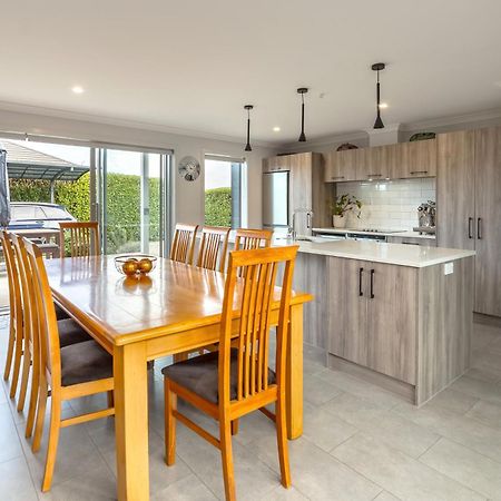 Wine Country Bach Villa Martinborough Exterior photo